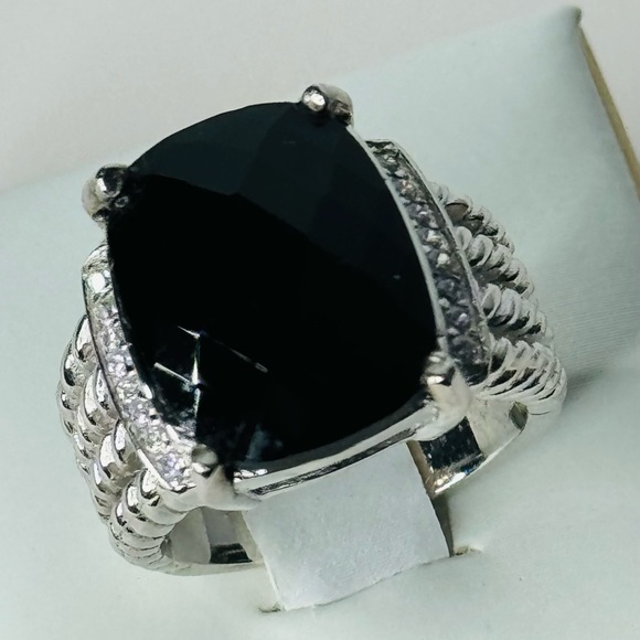 GORGEOUS RING BLACK FACET CUT CZ STONE SIDE CRYSTALS - Picture 4 of 8